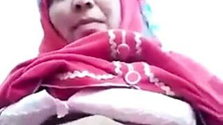 Muslim Aunty show to her BF